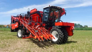 Dewulf Expands Carrot Harvester Range with New Three-Row ZB3 for Higher-Capacity Harvesting
