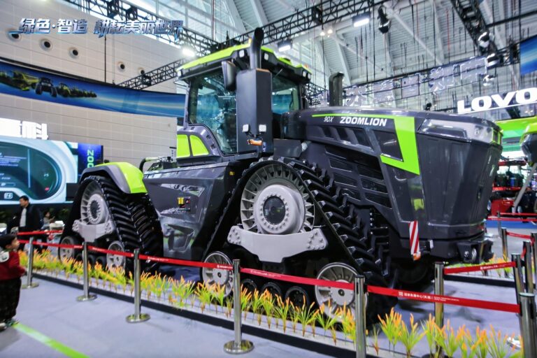 Zoomlion Unveils 9DX Four-Track Hybrid Tractor with 1,600 HP Peak Output, Raising the High-Power Stakes